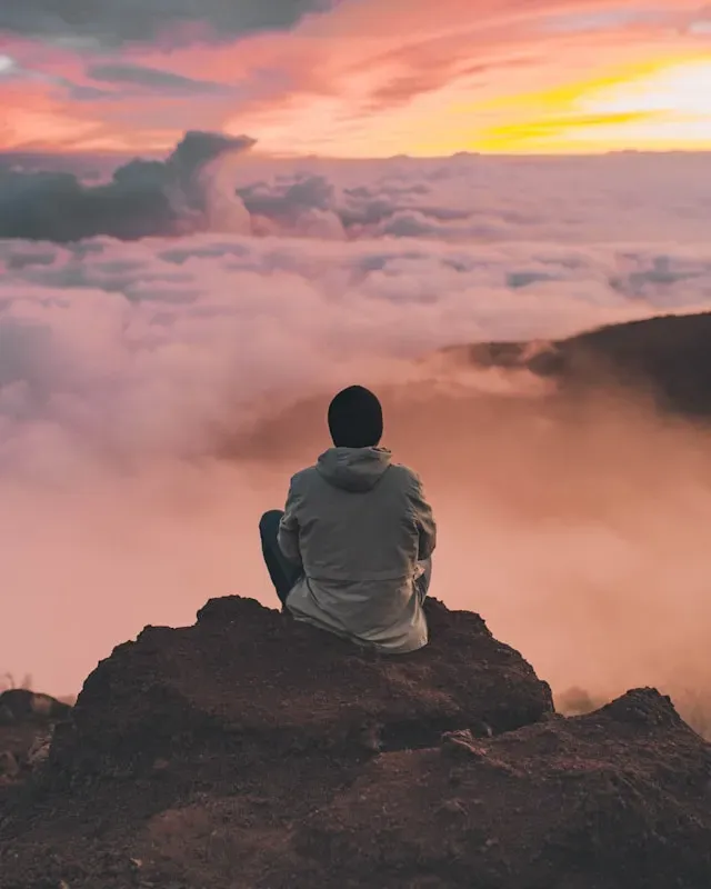 坐在山上的男人 ian-stauffer-uftqFbfWGFY-unsplash