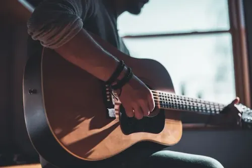 guitar jacek-dylag-hUHzaiAHuUc-unsplash